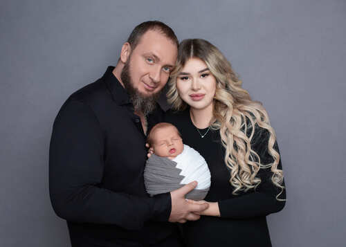 Мама целует малышку